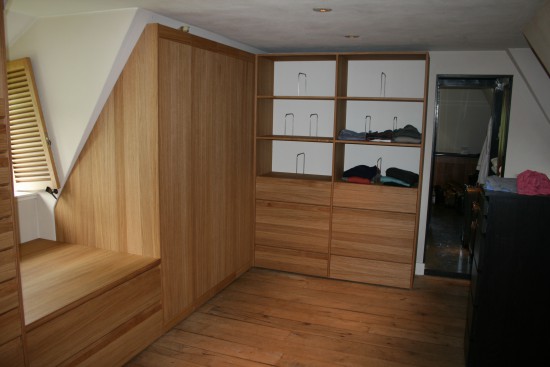 Kledingkast op maat onder schuine wand in blank eiken - Amerongen Kledingkast op maat onder schuine wand in blank eiken - Amerongen