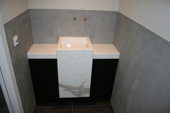 Toiletmeubel marmer met donker eiken - Huizen Toiletmeubel marmer met donker eiken - Huizen