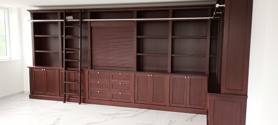 Klassieke engelse mahonie boekenkast met trap - Almere Nobelhorst Klassieke engelse mahonie boekenkast met trap - Almere Nobelhorst