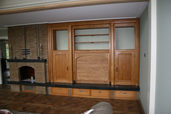 Klassieke woonkamerkast met rolluik Klassieke woonkamerkast met rolluik