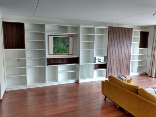 Modern notenhouten wandmeubel op maat -  Almere Modern notenhouten wandmeubel op maat -  Almere