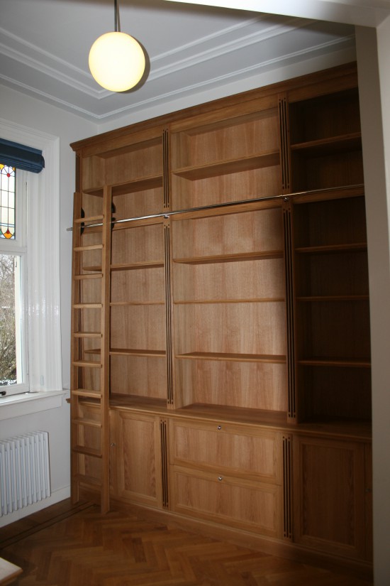 Klassieke boekenkast met trap - Leiden Klassieke boekenkast met trap - Leiden